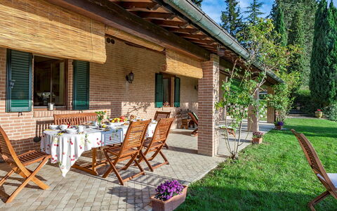 Villa Il Baiocco 8: Meubilair, Buitenmeubels, Buitentafel, Schaduw, Verblijf, Eco Hotel, Stoel, Veranda, Bloempot, Kamerplant
