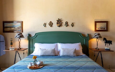 Villa Terra del Sole 8: Meubilair, Interieur Ontwerp, Slaapkamer, Bed, Hout, Bedding, Textiel, Linens, Laken, Kamer