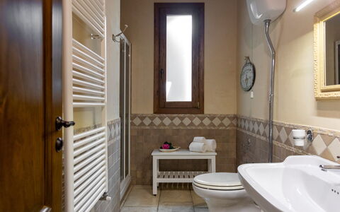 Villa Terra del Sole 8: Flooring, Interieur Ontwerp, Verdieping, Hout, Loodgieterswerkinrichting, Badkamer, Wastafel In De Badkamer, Meubilair, Wastafel, Verlichting