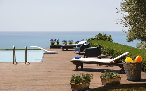 Villa Terra del Sole 8: Water, Meubilair, Zwemwater, Buitenmeubels, Zee, Oceaan, Toevlucht, Kust En Oceanic Landvormen, Stoel, Schaduw