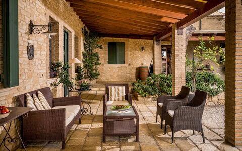 Villa Terra del Sole 8: Meubilair, Stoel, Buitenmeubels, Hout, Tafel, Interieur Ontwerp, Flooring, Veranda, Verdieping, Bloempot