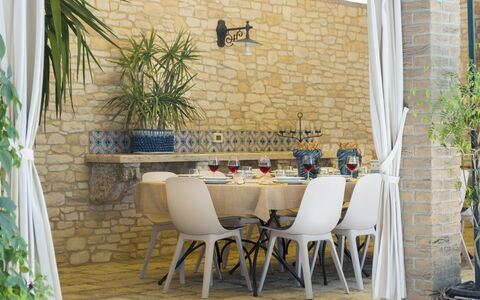 Villa Terra del Sole 8: Meubilair, Stoel, Tafel, Interieur Ontwerp, Keuken En Eettafel, Buitenmeubels, Restaurant, Eetkamer, Buitentafel, Natuurlijk Materiaal