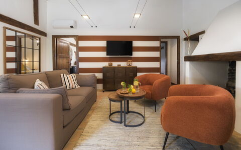 Casale Tavernelle 6: Meubilair, Interieur Ontwerp, Flooring, Verdieping, Bankstel, Muur, Kamer, Hout, Woonkamer, Tafel