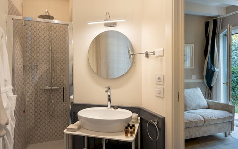 Villa Pergola 8: Interieur Ontwerp, Loodgieterswerkinrichting, Flooring, Badkamer, Verdieping, Meubilair, Verlichting, Loodgieter, Kamer, Huis