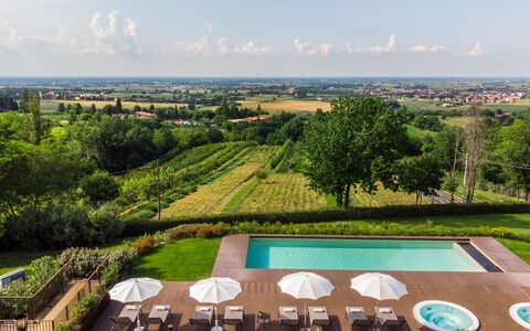 Villa Pergola 8: Zwembad, Land Lot, Toevlucht, Tuin, Buitenmeubels, Landgoed, Eco Hotel, Plantage, Landscaping, Gazon