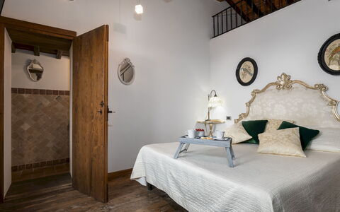 Il Romitoio 12: Muur, Meubilair, Interieur Ontwerp, Slaapkamer, Flooring, Verdieping, Bed, Verlichting, Kamer, Linens