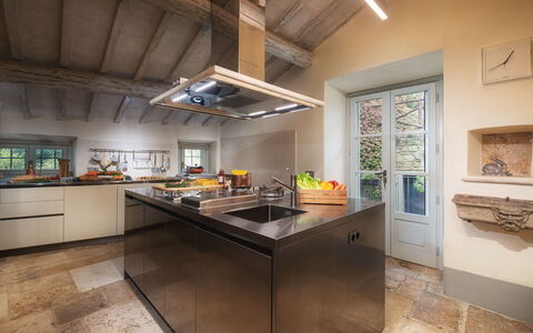 Villa Metelliano 10: Keuken, Interieur Ontwerp, Countertop, Flooring, Meubilair, Toestel Van De Keuken, Hout, Plafond, Cabinetry, Verdieping