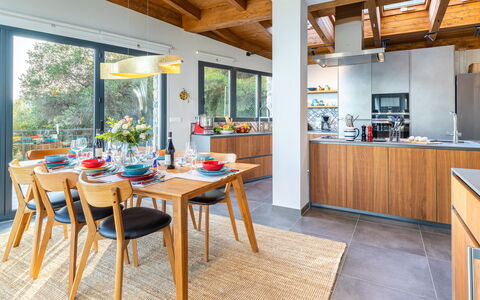 Villa nel Blu 8: Meubilair, Hout, Interieur Ontwerp, Keuken En Eettafel, Stoel, Keuken, Flooring, Eetkamer, Tafel, Countertop