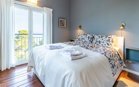 Villa nel Blu 8: Bed, Slaapkamer, Bedding, Laken, Interieur Ontwerp, Meubilair, Linens, Verdieping, Flooring, Bed Frame