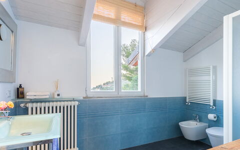 Villa nel Blu 8: Flooring, Loodgieterswerkinrichting, Verdieping, Interieur Ontwerp, Kraan, Loodgieter, Badkamer, Plafond, Samengesteld Materiaal, Wastafel