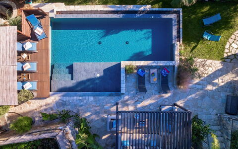 Villa nel Blu 8: Blauw, Zwembad, Buitenmeubels, Toevlucht, Meubilair, Ligstoel, Stoel, Samengesteld Materiaal, Vrije Tijd, Eco Hotel