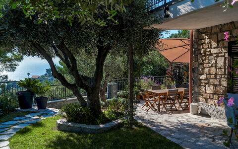 Villa nel Blu 8: Meubilair, Stoel, Buitenmeubels, Tuin, Schaduw, Buitentafel, Backyard, Werf, Landscaping, Patio