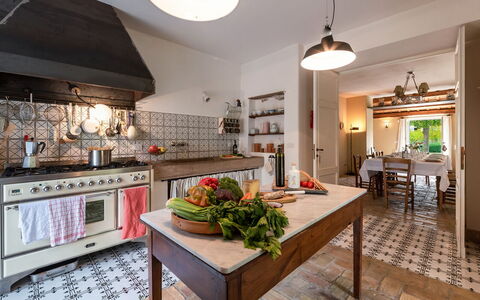 La Casa nei Vigneti 10: Keuken, Interieur Ontwerp, Flooring, Meubilair, Countertop, Verdieping, Fornuis, Plafond, Verlichting, Kamer