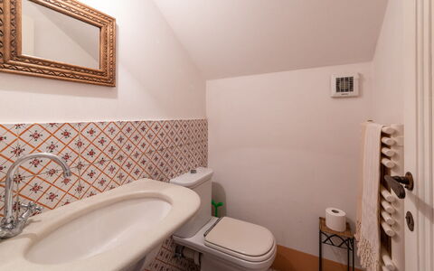 La Casa nei Vigneti 10: Badkamer, Muur, Flooring, Verdieping, Loodgieterswerkinrichting, Interieur Ontwerp, Wastafel In De Badkamer, Loodgieter, Wastafel, Toilet