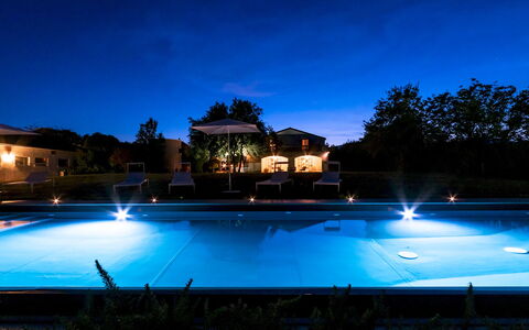 La Casa nei Vigneti 10: Zwembad, Blauw, Water, Toevlucht, Nacht, Thermae, Samengesteld Materiaal, Landschap Verlichting, Waterpartij, Eco Hotel