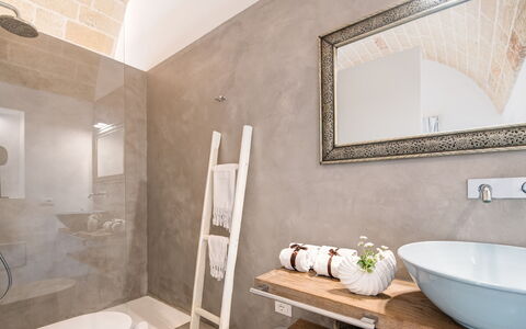 Villa la Pupazza 8: Muur, Loodgieterswerkinrichting, Flooring, Interieur Ontwerp, Verdieping, Badkamer, Plafond, Verlichting, Wastafel, Loodgieter