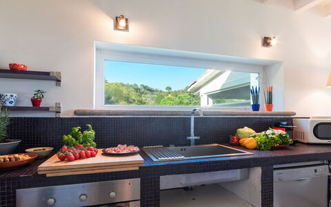 Villa Bubi 8+1: Keuken, Countertop, Meubilair, Loodgieterswerkinrichting, Bloempot, Kamerplant, Kraan, Toestel Van De Keuken, Voedsel, Lichte Inrichting