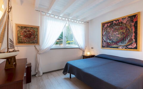 Villa Bubi 8+1: Meubilair, Interieur Ontwerp, Linens, Slaapkamer, Kamerplant, Bed, Bloempot, Bedding, Fotolijst, Hardwood