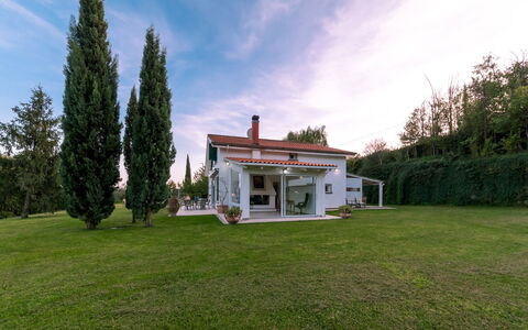 Villa Bubi 8+1: Huis, Huis, Struik, Verblijf, Landgoed, Gazon, Tuin, Boerderij, Landscaping, Werf