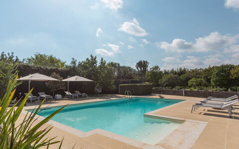 Villa Kimia 8: Zwembad, Toevlucht, Tuin, Samengesteld Materiaal, Buitenmeubels, Landscaping, Eco Hotel, Waterpartij, Schaduw, Thermae