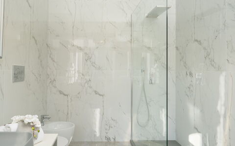 Villa Irma 10: Flooring, Muur, Interieur Ontwerp, Verdieping, Loodgieterswerkinrichting, Badkamer, Plafond, Tegel, Loodgieter, Verlichting