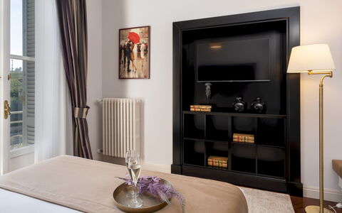 Villa Irma 10: Meubilair, Interieur Ontwerp, Muur, Kamer, Hout, Televisie, Verdieping, Huis, Flooring, Verlichting