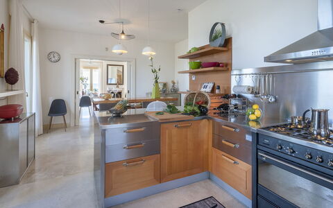 Villa Lucente 6+2: Keuken, Toestel Van De Keuken, Countertop, Meubilair, Cabinetry, Interieur Ontwerp, Major Appliance, Flooring, Hout, Huishoudapparatuur