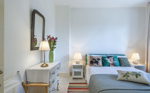 Villa Lucente 6+2: Meubilair, Interieur Ontwerp, Bed, Slaapkamer, Muur, Kamer, Verdieping, Flooring, Hout, Linens