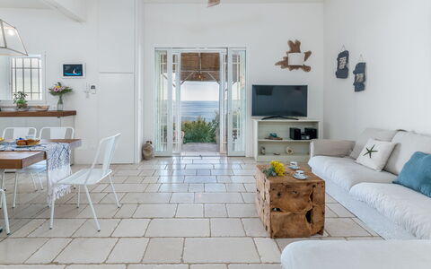 Villa Soleluna 7+1: Meubilair, Flooring, Verdieping, Tafel, Stoel, Interieur Ontwerp, Woonkamer, Bankstel, Kamer, Keuken En Eettafel