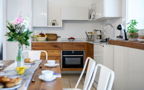 Villa Soleluna 7+1: Meubilair, Toestel Van De Keuken, Countertop, Keuken, Cabinetry, Interieur Ontwerp, Hout, Flooring, Huishoudapparatuur, Major Appliance