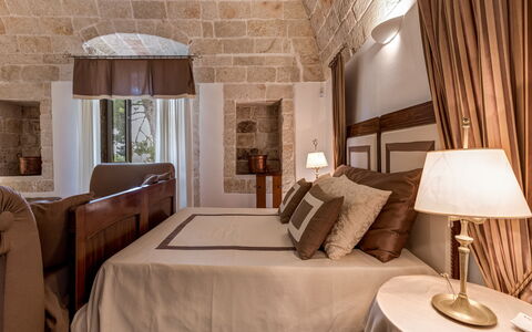 Masseria Tarsia Incuria 8+4: Meubilair, Interieur Ontwerp, Slaapkamer, Plafond, Flooring, Bed, Verdieping, Verlichting, Kamer, Lichte Inrichting
