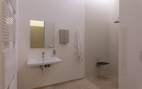 Villa Anna Elisa 8: Flooring, Muur, Verdieping, Loodgieterswerkinrichting, Interieur Ontwerp, Hout, Badkamer, Wastafel In De Badkamer, Plafond, Spiegel