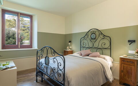 Villa Anna Elisa 8: Interieur Ontwerp, Meubilair, Slaapkamer, Muur, Bed, Bedding, Laken, Flooring, Plafond, Hout