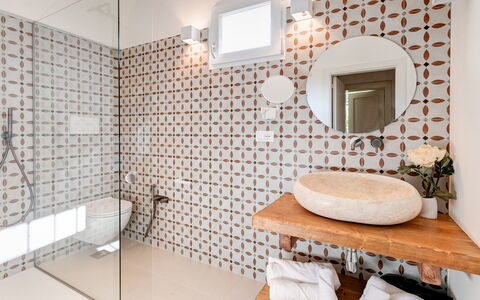 Masseria Profilo 8: Interieur Ontwerp, Badkamer, Flooring, Muur, Loodgieterswerkinrichting, Verdieping, Wastafel In De Badkamer, Tegel, Loodgieter, Kraan