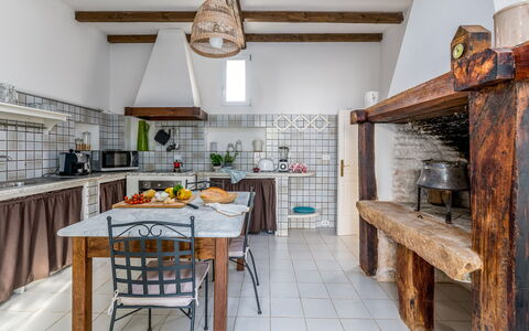 Masseria Profilo 8: Keuken, Interieur Ontwerp, Meubilair, Countertop, Plafond, Flooring, Kamer, Toestel Van De Keuken, Huis, Verdieping