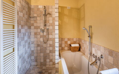 Casale Mollina 6+2: Badkamer, Loodgieterswerkinrichting, Bad, Flooring, Muur, Verdieping, Interieur Ontwerp, Loodgieter, Tegel, Kraan