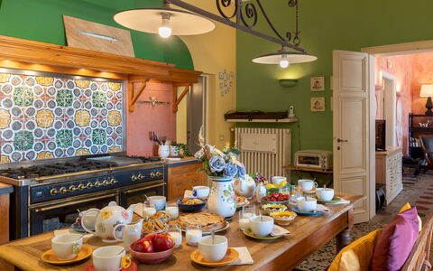 Villa Corallina 12: Interieur Ontwerp, Meubilair, Keuken, Flooring, Tableware, Kamer, Verlichting, Tafel, Plafond, Stoel