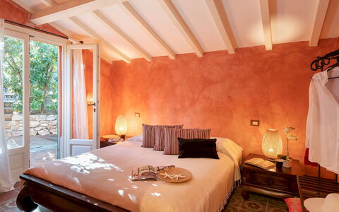 Villa Corallina 12: Meubilair, Bed, Interieur Ontwerp, Slaapkamer, Muur, Laken, Hout, Bedding, Flooring, Verdieping