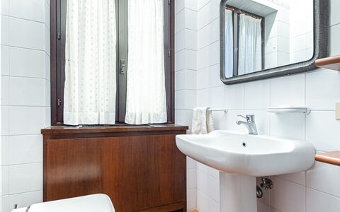 Tenuta Contessa Chiara 17: Wastafel In De Badkamer, Loodgieterswerkinrichting, Badkamer, Loodgieter, Wastafel, Kraan, Spiegel, Handdoek, Tegel, Toilet