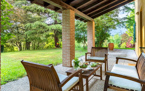 Tenuta Contessa Chiara 17: Meubilair, Hout, Veranda, Stoel, Buitenmeubels, Tafel, Tuin, Huis, Schaduw, Buitentafel