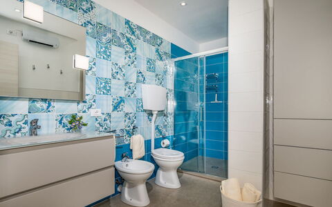 Dama dei Venti 6+2: Blauw, Loodgieterswerkinrichting, Flooring, Verdieping, Interieur Ontwerp, Badkamer, Wastafel, Tegel, Toilet, Loodgieter
