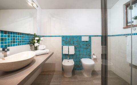Podere Il Chiesino 8+2: Badkamer, Interieur Ontwerp, Loodgieterswerkinrichting, Flooring, Verdieping, Wastafel In De Badkamer, Kraan, Wastafel, Loodgieter, Toilet
