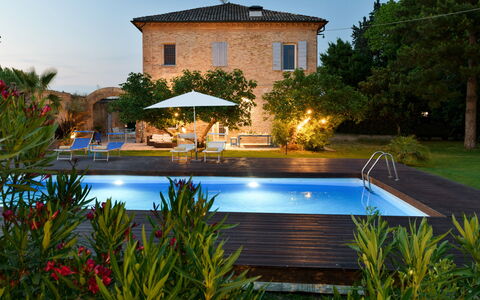 Villa Rustica 8: Zwembad, Toevlucht, Buitenmeubels, Ligstoel, Paraplu, Woongebied, Meubilair, Eco Hotel, Bloempot, Thermae