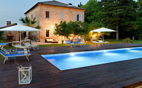 Villa Rustica 8: Zwembad, Blauw, Toevlucht, Buitenmeubels, Meubilair, Ligstoel, Paraplu, Stoel, Thermae, Landgoed