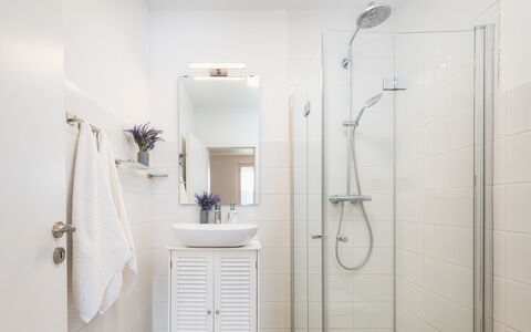 Villa Laconella 8+4: Badkamer, Interieur Ontwerp, Loodgieterswerkinrichting, Flooring, Verdieping, Toilet, Loodgieter, Deur, Wastafel, Kraan