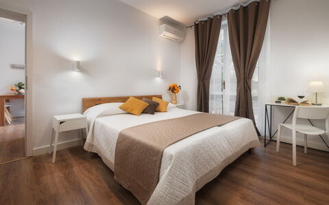 Villa Laconella 8+4: Interieur Ontwerp, Meubilair, Flooring, Verdieping, Kamer, Bed, Plafond, Houten Vloer, Huis, Slaapkamer