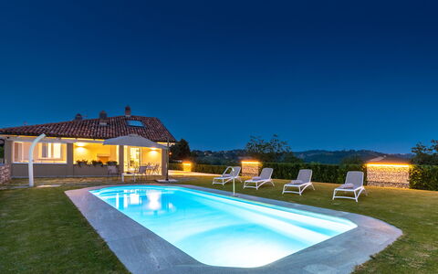 Tramonto Albese 4: Blauw, Zwembad, Toevlucht, Boerderij, Landgoed, Eco Hotel, Verblijf, Villa, Hacienda, Landscaping