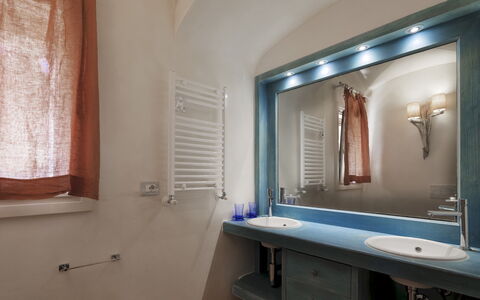 Villa Padulella 8+2: Muur, Loodgieterswerkinrichting, Interieur Ontwerp, Wastafel In De Badkamer, Flooring, Wastafel, Verdieping, Badkamer, Plafond, Kraan