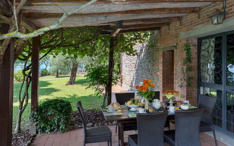 Podere Belvedere 6: Meubilair, Tafel, Buitenmeubels, Stoel, Buitentafel, Keuken En Eettafel, Tuin, Bloempot, Schaduw