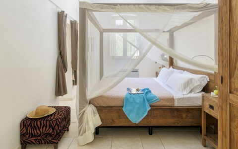 Villa la Dolce Vita 6: Meubilair, Interieur Ontwerp, Bed, Slaapkamer, Verdieping, Hout, Flooring, Kamer, Textiel, Verlichting